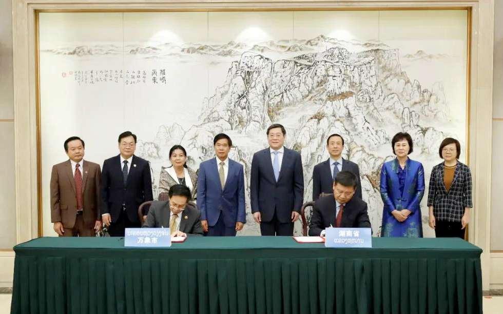 bet8环境向老挝万象捐赠7台环卫设备，助力“一带一路”建设